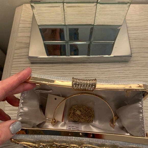 New gold and silver fancy clutch - Picture 3 of 4